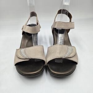 Aravon Women’s Size 9 Gold Medici Kitten Heel Suede Sandals Shoes Comfort